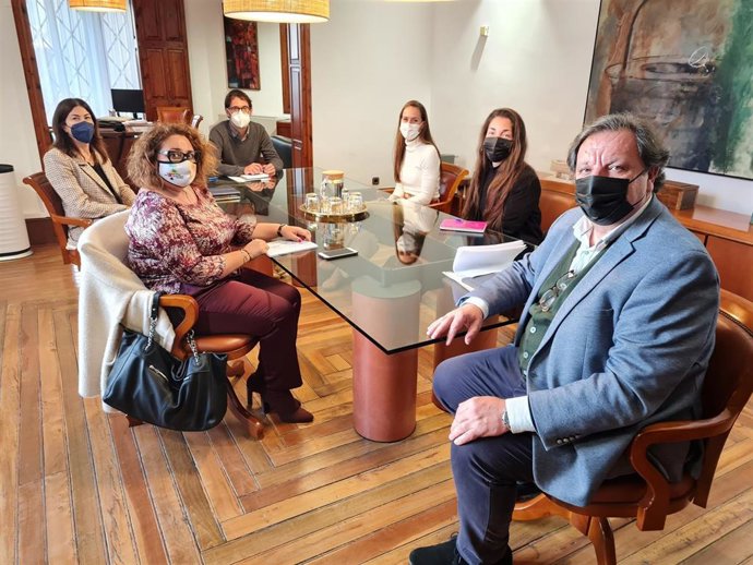 El conseller de Modelo Económico, Turismo y Trabajo, Iago Negueruela, junto a representantes de la Federación Empresarial Hotelera de Mallorca (FEHM), la Asociación Hotelera de Playa de Palma y la patronal de Agencias de Viajes (Aviba).