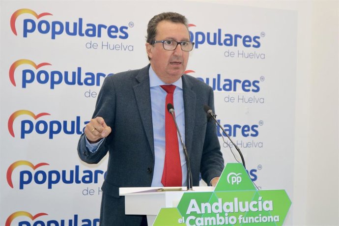 El presidente del PP de Huelva, Manuel Andrés González, en rueda de prensa.