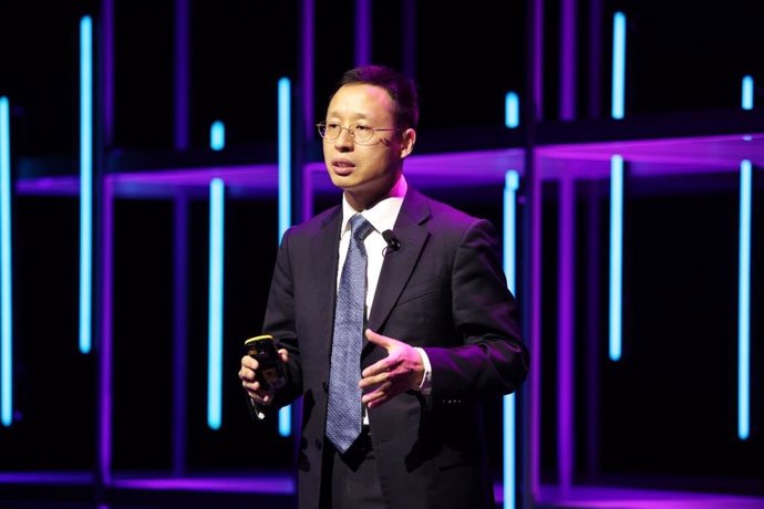 Richard Jin, Vice President of Huawei and President of the Optical Business Product Line delivering a keynote speech