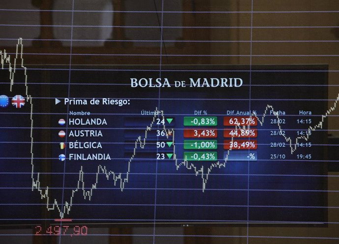 Valores del Ibex 35 en los paneles del Palacio de la Bolsa de Madrid, a 28 de febrero de 2022, en Madrid (España). 