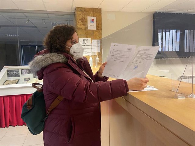 Elma Francisco, una de las familiares que ha acudido a registrar la petición.