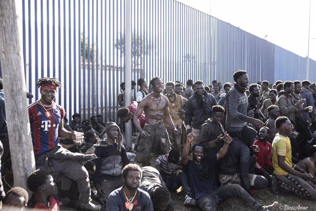 Inmigrantes tras saltar la valla de Melilla