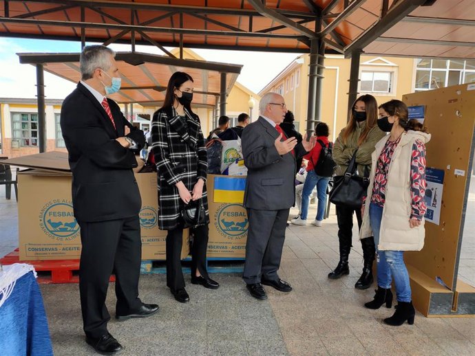 José Luis Mendoza, presidente de la UCAM, conversa con una estudiante y una trabajadora ucranianas de la UCAM, en el Campus de Los Jerónimos