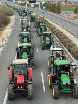 Agricultores y ganaderos protestan por los costes de producción y exigen infraestructuras hídricas
