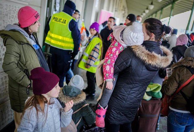 Mujeres con sus hijos esperando en una estación de tren cerca de la frontera entre Ucrania y Polonia.