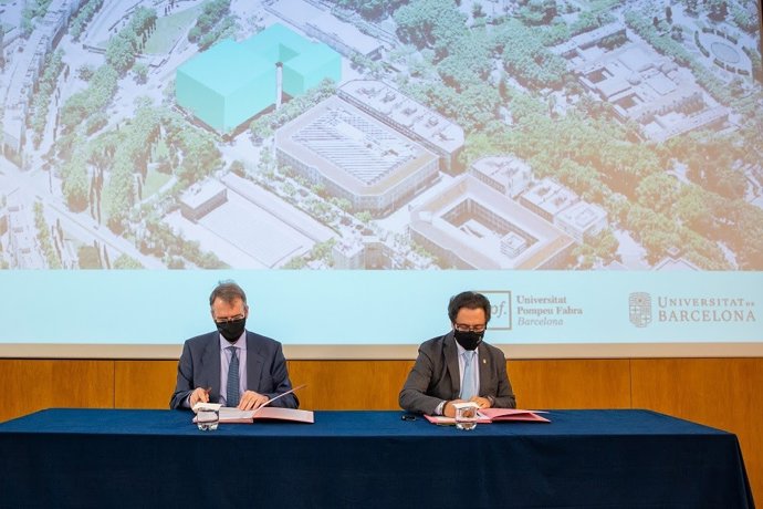 (I-D) El Rector De La UPF, Oriol Amat, Y El De La UB, Joan Gurdia, Firmando El Protocolo Del Mercat Del Peix
