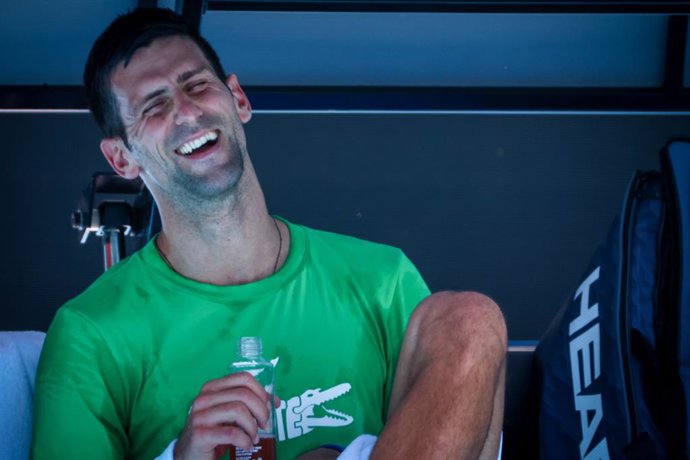 Archivo - 13 January 2022, Australia, Melbourne: Serbian tennis player Novak Djokovic laughs during a training session ahead of the Australian Open at Melbourne Park. Photo: Patrick Hamilton/BELGA/dpa