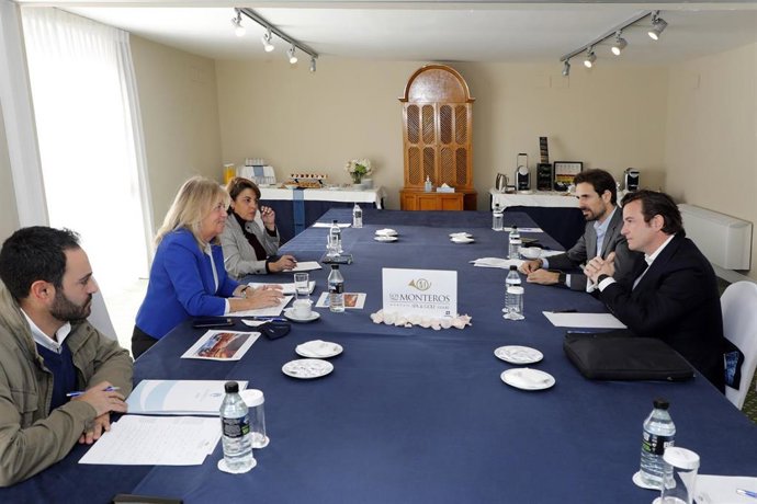 La alcaldesa del municipio malagueño de Marbella, Ángeles Muñoz, en un encuentro con los responsables de Stoneweg Hospitality