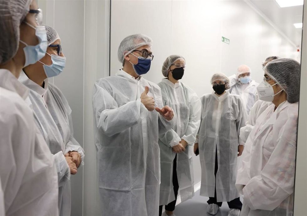 Carolina Darias ha visitado la planta de Novartis en Palafolls (Barcelona)