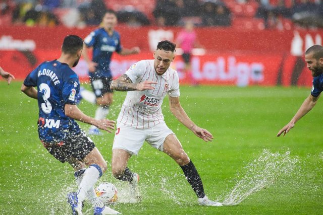 Archivo - El jugador del Alavés Rubén Duarte intenta quitarle el balón al futbolista del Sevilla Lucas Ocampos, durante el encuentro entre ambos equipos en el Estadio Ramón Sánchez Pizjuán de LaLiga Santander 2021-2022.