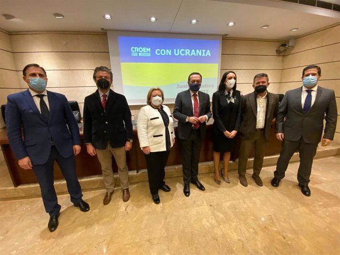 Miembros de la Junta Directiva de CROEM con la consejera de Empresa, Valle Miguélez