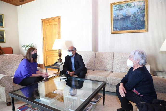 La presidenta del Govern, Francina Armengol, durante la audiencia en Consolat de Mar con el delegado saharaui en Baleares, Ehmudi Lebsir, y la presidenta de la asociación Escola en Pau, Carme Barceló.