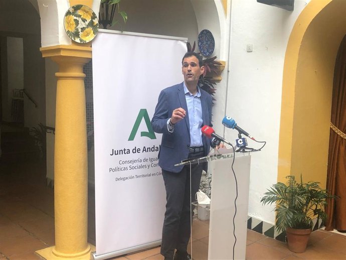 El delegado de Igualdad, Políticas Sociales y Conciliación de la Junta de Andalucía en Córdoba, Antonio López, en rueda de prensa.