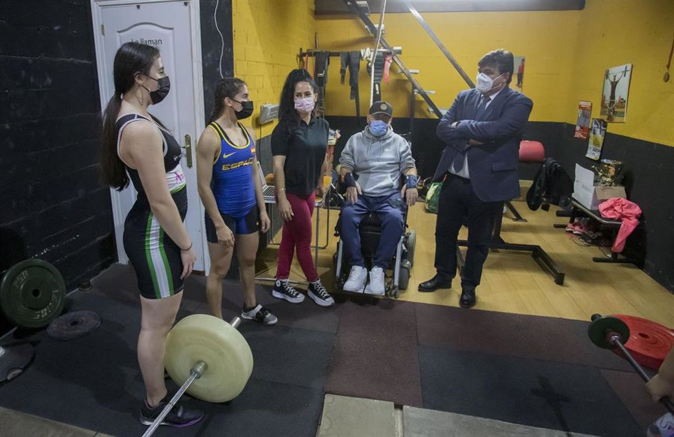 El alcalde de Huelva, Gabriel Cruz, ha visitado el Club de Halterofilia Tartessos.