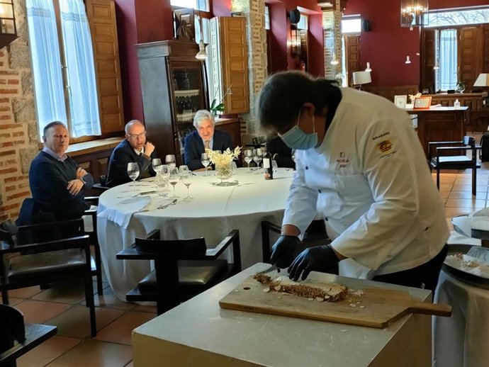 El chef Nicolás Sánchez Monje corta un turrón elaborado con bellotas en el restaurante Don Fadrique en Alba de Tormes (Salamanca).