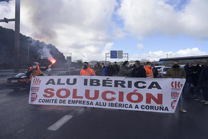 Los trabajadores de la plantilla de Alu Ibérica con una pancarta, durante una manifestación frente a la fábrica de Alcoa, a 3 de marzo de 2022, en A Coruña