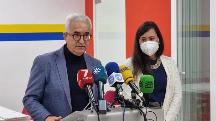 El parlamentario andaluz del PSOE, Manuel Jiménez Barrios, junto a la secretaria general del PSOE de Algeciras, Rocío Arrabal.