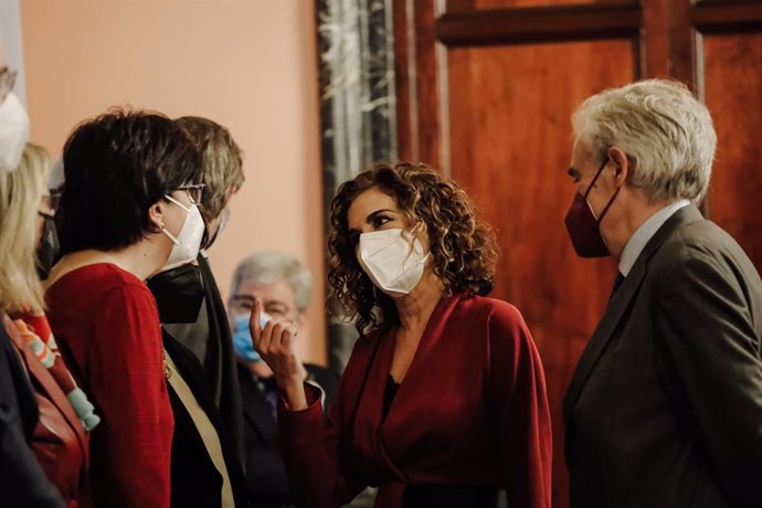 La ministra de Hacienda, María Jesús Montero, conversa a su llegada al acto en el que ha recibido el Libro Blanco del comité de personas expertas para la reforma del sistema tributario, en el Ministerio de Hacienda, a 3 de marzo de 2022, en Madrid 