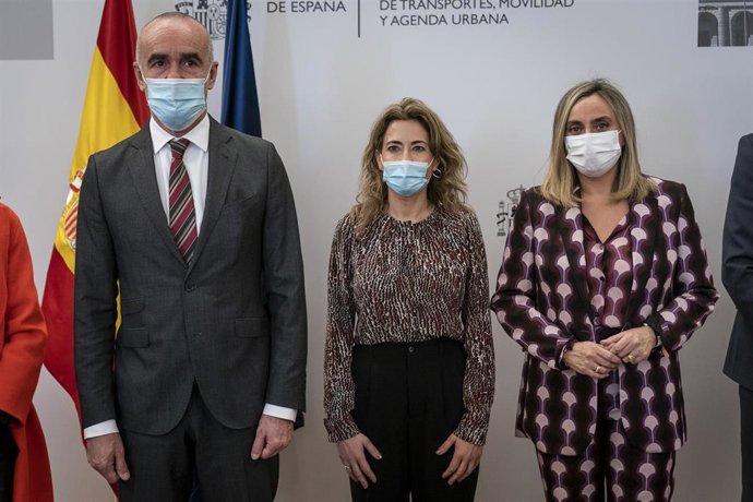 De izquierda a derecha, el alcalde de Sevilla, Antonio Muñoz; la ministra de Transportes, Raquel Sánchez; y la consejera de Fomento, Marifrán Carazo., en la primera reunión sobre la financiación del Metro.