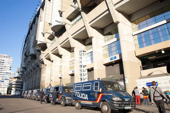 Archivo - Furgones de policía rodean el esstadio Santiago Bernabéu