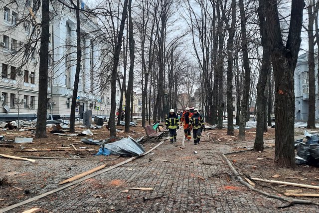 Bomberos inspeccionan los daños materiales en las calles de Kharkiv, en Ucrania. State Emergency Service of Ukraine via PA Media/dpa - 