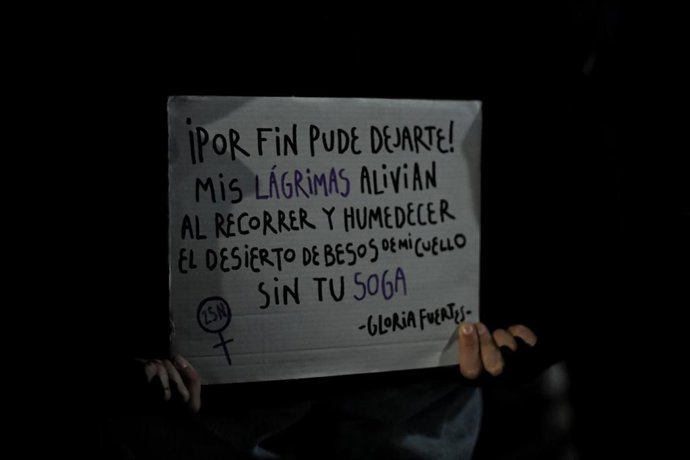 Archivo - Una pancarta en una concentración contra la violencia machista