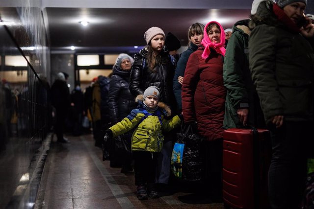 Un grupo de personas esperan en la estación de tren de Lviv, a 2 de marzo de 2022, en Leópolis (Ucrania).