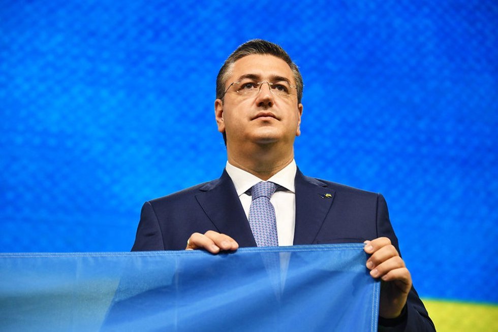 El presidente del Comité Europeo de las Regiones, ?Apostolos Tzitzikostas, sostiene la bandera de Ucrania, en la 9 Cumbre Europea de Regiones y Ciudades, a 3 de marzo de 2022, en Marsella (Francia).