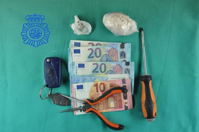 Droga y material incautados tras la detención de los dos varones en Béjar (Salamanca).