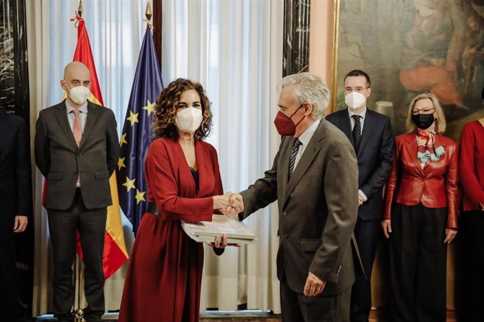 La ministra de Hacienda, María Jesús Montero, recibe el Libro Blanco del comité de personas expertas para la reforma del sistema tributario de la mano del presidente del Comité de Expertos, Jesús Ruiz-Huerta, en el Ministerio de Hacienda.