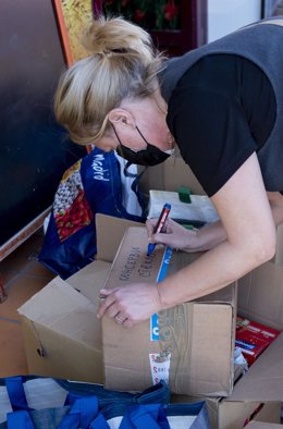 Una persona colabora en la recogida de productos para mandar a Ucrania 