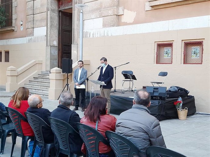 Acto de descubrimiento de la placa en la plaza del Tubo.