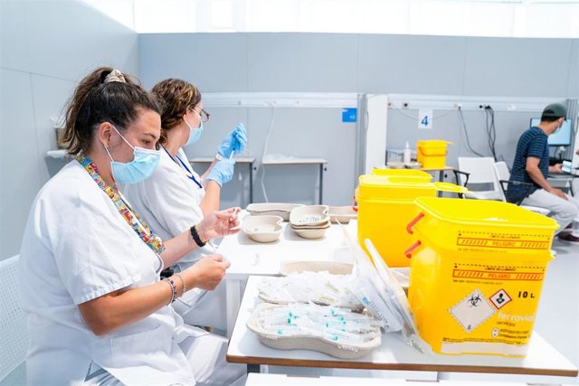 Archivo - Varias enfermeras preparan las vacunas en el Hospital público de emergencias Enfermera Isabel Zendal