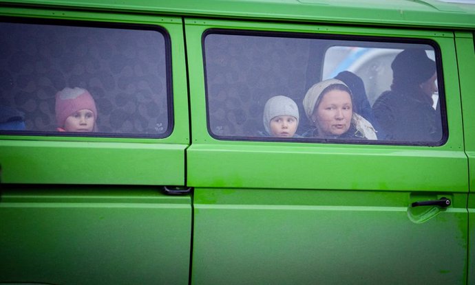 02 March 2022, Poland, Medyka: A family drives in a car across the Ukrainian-Polish border. According to UN figures, 677,000 people have fled Ukraine to neighboring countries since the start of the Russian attack. Photo: Kay Nietfeld/dpa