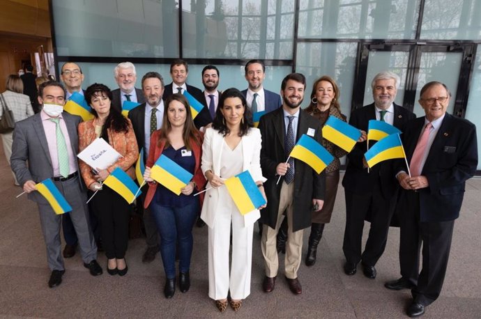 Rocío Monasterio con el Grupo Parlamentario de Vox en la Asamblea de Madrid portando banderas de Ucrania