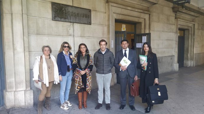 Los miembros de Vox en los juzgados del Prado de San Sebastián