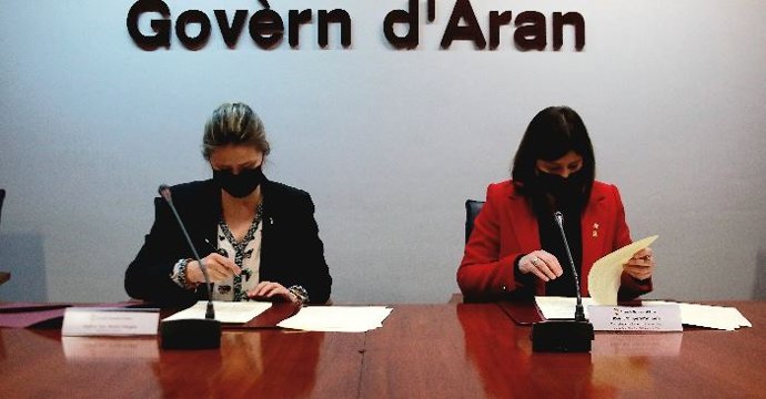 La consellera de Investigación y Universidades, Gemma Geis y la síndica de Aran, Maria Vergés.