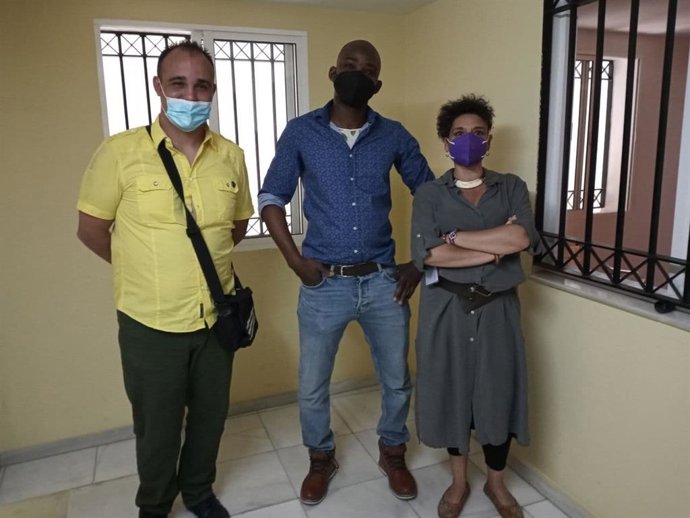 Encuentro de Marina Liberato con colectivos migrantes de Lepe, acompañada también por el portavoz provincial de Podemos Huelva, Hermes Gómez, en una imagen de archivo.