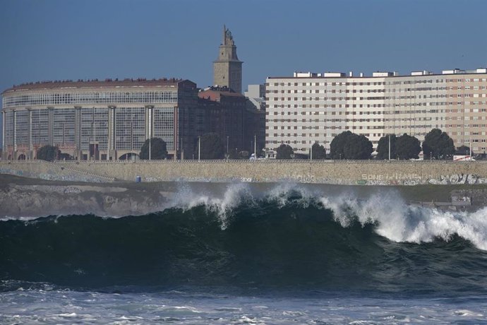 Fuerte oleaje y tiempo anticiclónico, a 21 de febrero de 2022, en A Coruña, Galicia (España). La Direccion Xeral de Emerxencias e Interior da Vicepresidencia da Xunta ha anunciado una alerta naranja por temporal costero a partir de la jornada de mañana 