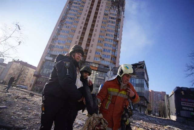 Trabajos de rescate tras un ataque de Rusia en Kiev, la capital de Ucrania. 