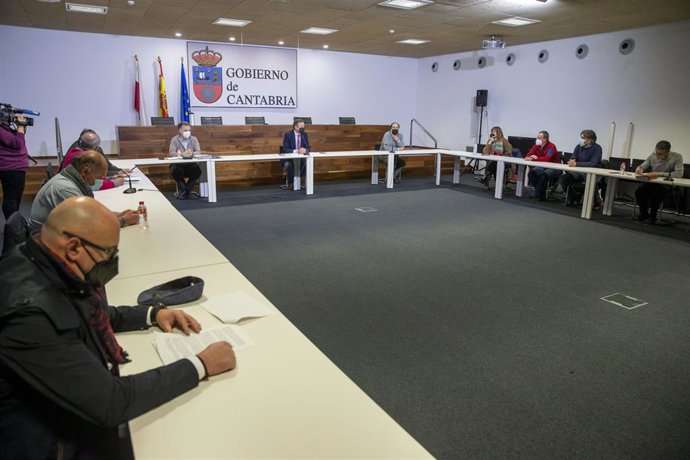El consejero de Desarrollo Rural, Guillermo Blanco, se reúne con el Comité de Empresa de la Red Cántabra de Desarrollo Rural para informar sobre la tramitación del contrato de servicios de la Red de Centros de Interpretación