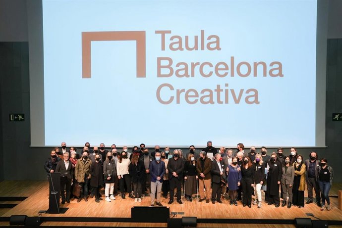 Constitución de la Taula Barcelona Creativa este jueves en el Disseny Hub Barcelona, con representantes de diferentes industrias creativas.