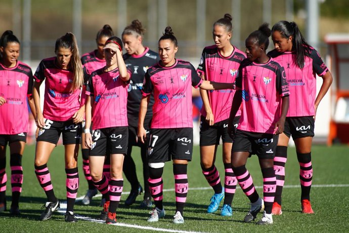 Archivo - Players of Sporting de Huelva came together during the spanish women league, Primera Iberdrola, football match played between Rayo Vallecano and Sporting de Huelva at Ciudad Deportiva Rayo Vallecano on Septenber 29, 2021, in Madrid, Spain.