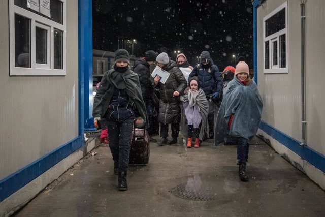Desplazados ucranianos cruzan la frontera con Rumanía