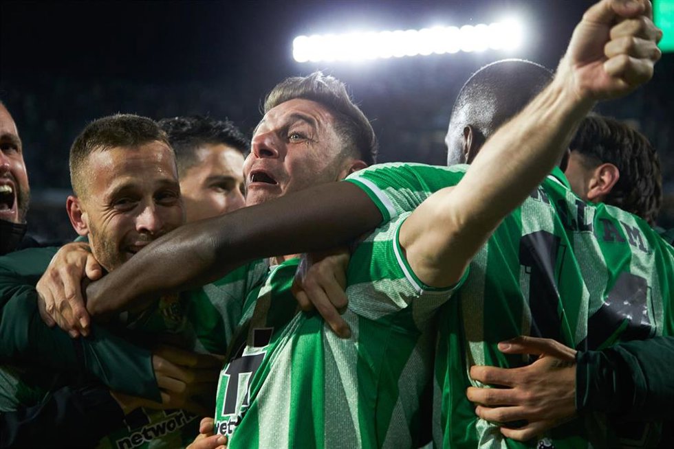 Sergio Canales y Joaquín celebran el pase del Betis a la final de Copa