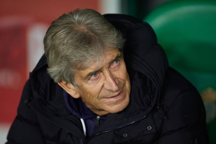Manuel Pellegrini, head coach of Real Betis, looks on during the Copa del Rey match between Real Betis and Rayo Vallecano at Benito Villamarin stadium on March 3, 2022, in Sevilla, Spain.