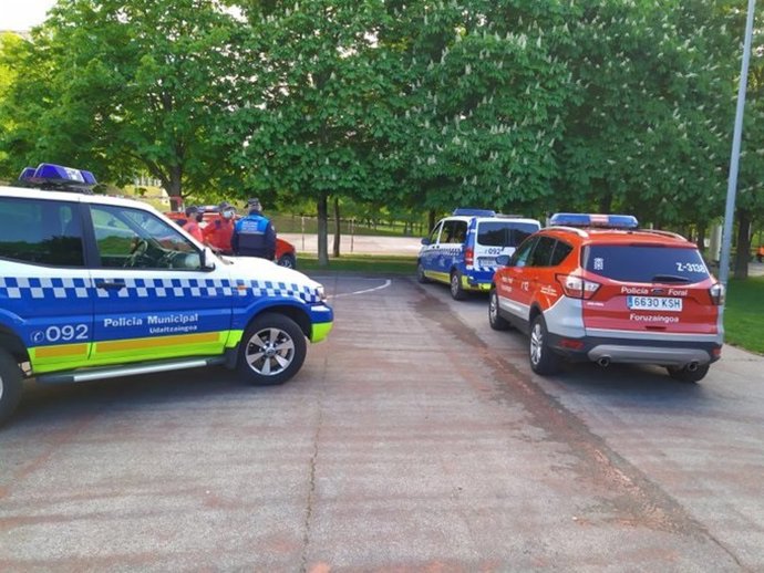 Vehículos policiales.