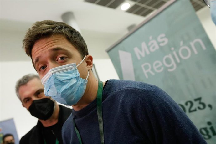 El diputado nacional de Más Región, Íñigo Errejón, a su llegada a la inauguración de la I Escuela de Militancia de Más Región de Murcia, en el Centro Municipal de Santiago y Zaraiche, a 25 de febrero de 2022, en Murcia (España). Más Región es una plataf