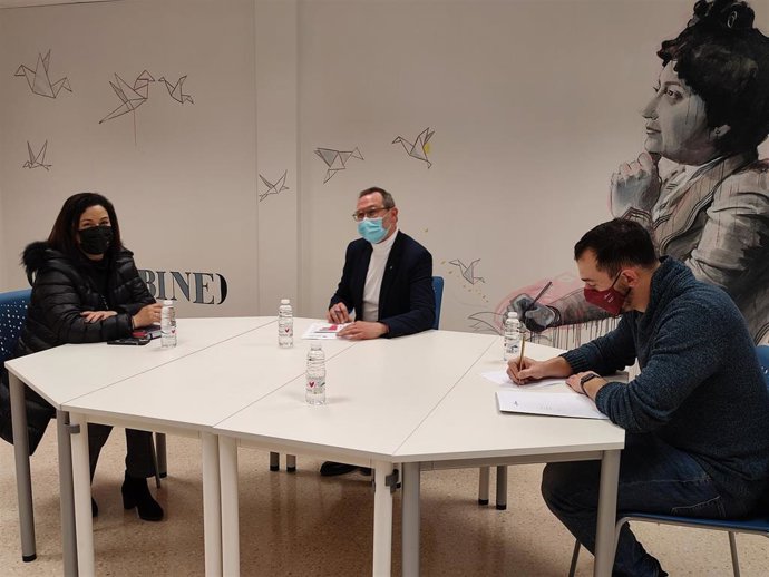 El concejal de Deportes, Rubén Antoñanzas, se ha reunido esta mañana con la presidenta del Comité de Fútbol Femenino de la Federación Riojana de Fútbol, Itziar Díaz