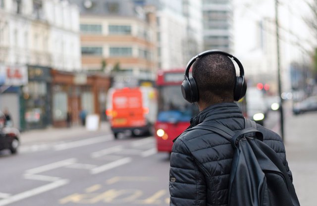 La iniciativa "Escuchar sin riesgos" de la Organización Mundial de la Salud busca mejorar las prácticas de escucha, especialmente entre los jóvenes.